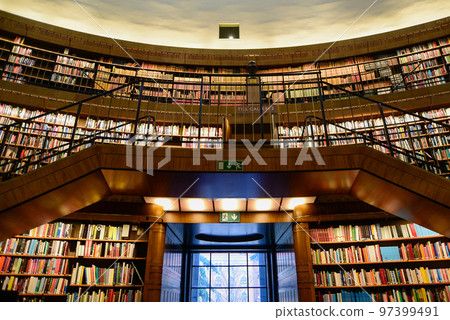 瑞典首都斯德哥爾摩市圖書館的美麗景色 97399491