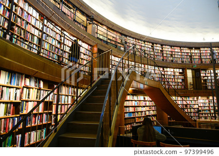 瑞典首都斯德哥爾摩市圖書館的美麗景色 97399496