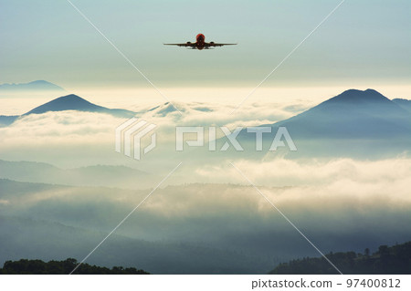北海道美麗的雲海風光 97400812