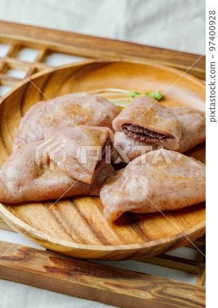 韓國傳統食品高粱布庫米菜,配以甜而耐嚼的糯米粉和紅豆沙 韓國傳統食品高粱布庫米菜,配以甜而耐嚼的糯米粉和紅豆沙 97400928