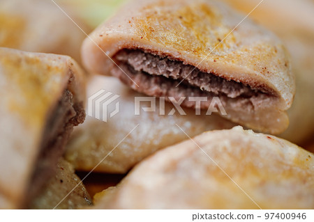 韓國傳統食品高粱布庫米菜，配以甜而耐嚼的糯米粉和紅豆沙 97400946