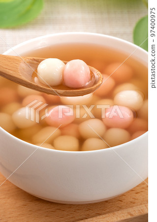 Red and white tangyuan with syrup soup. 97400975