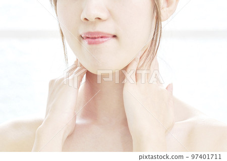 在家做肩部皮膚護理的女人 97401711