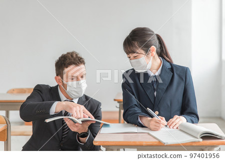 Foreign teachers and students teaching in masks (infection control) 97401956