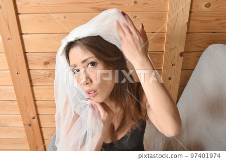 沙發上的女人 沙發上的女人 97401974