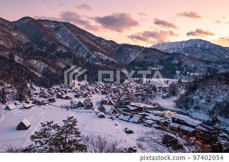 Shirakawa-go in winter (evening view) Shirakawa-go in winter (evening view) 97402054