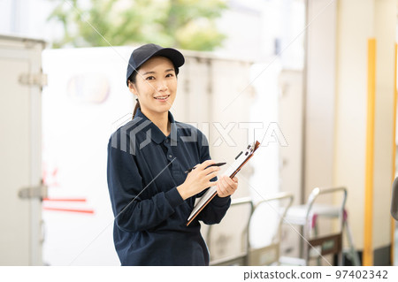 在配送倉庫工作的年輕女工 在配送倉庫工作的年輕女工 97402342
