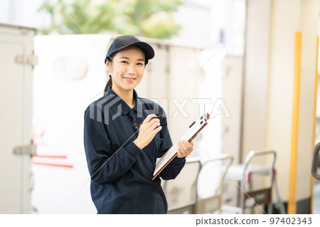 在配送倉庫工作的年輕女工 在配送倉庫工作的年輕女工 97402343