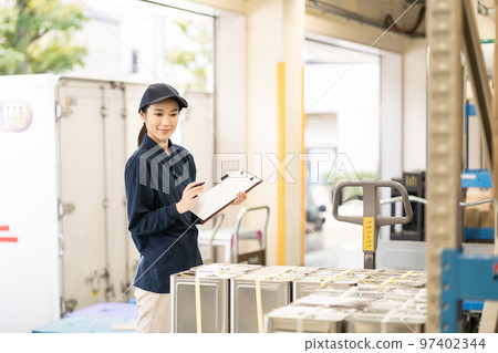 在配送倉庫工作的年輕女工 在配送倉庫工作的年輕女工 97402344