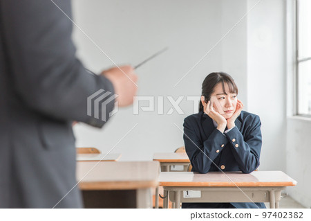因擔心在學校課堂上青春期、叛逆、青春而壓力大的女高中生、初中生、高中生 97402382