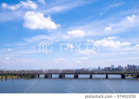 從淀川河床看到的大阪市景 從淀川河床看到的大阪市景 97402858