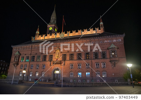丹麥首都哥本哈根市政廳美麗的夜景 97403449