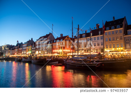 丹麥首都哥本哈根 Nyhavn 的美麗夜景 丹麥首都哥本哈根 Nyhavn 的美麗夜景 97403937