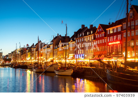 丹麥首都哥本哈根 Nyhavn 的美麗夜景 丹麥首都哥本哈根 Nyhavn 的美麗夜景 97403939
