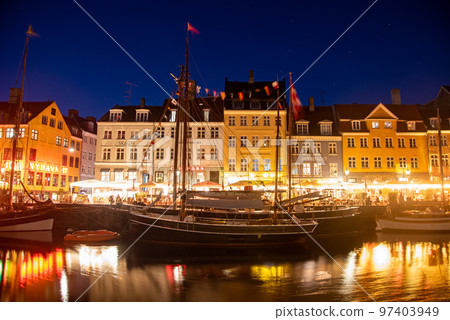 丹麥首都哥本哈根 Nyhavn 的美麗夜景 丹麥首都哥本哈根 Nyhavn 的美麗夜景 97403949