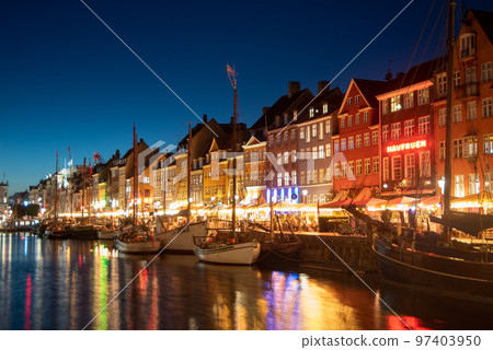 丹麥首都哥本哈根 Nyhavn 的美麗夜景 97403950
