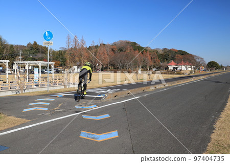在筑波霞浦輪輪路上奔跑的自行車手 在筑波霞浦輪輪路上奔跑的自行車手 97404735