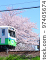 四日市明日太郎鐵道車前（綠色）＆櫻花盛開＆藍天 97405674