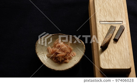 The dried bonito flakes are so small that they cannot be cut any more. 97406028