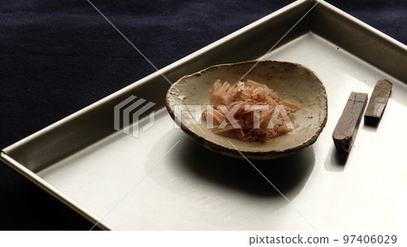 The dried bonito flakes are so small that they cannot be cut any more. The dried bonito flakes are so small that they cannot be cut any more. 97406029