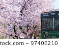 京都府嵐電車前行＆櫻花盛開 97406210