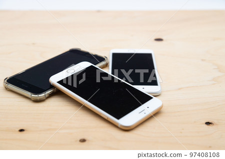 Electronic devices, communication devices, smartphones 97408108