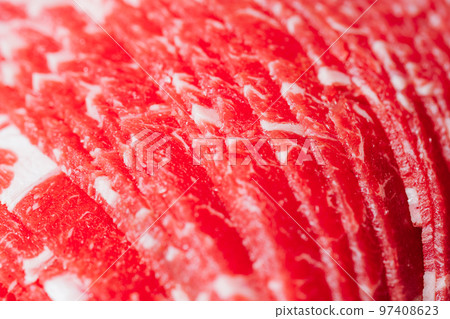 桌上供應的紅色新鮮牛肉沙朗生肉食品 桌上供應的紅色新鮮牛肉沙朗生肉食品 97408623