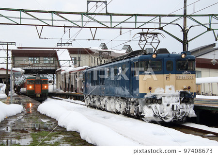 冬季停靠宮內站的信越本線115系列車(湘南色) 冬季停靠宮內站的信越本線115系列車(湘南色) 97408673