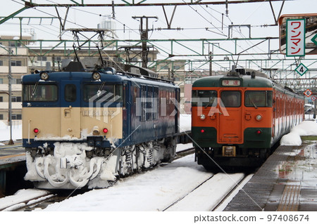 冬季從宮內站出發的信越本線 115 號線列車（湘南色） 97408674