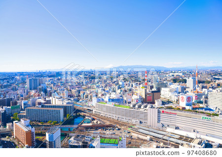 [Kanagawa Prefecture] January, Mt. Fuji in the blue sky and the cityscape of Yokohama 97408680