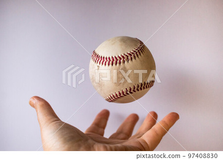 漂浮在手上方的棒球球（硬球） 97408830