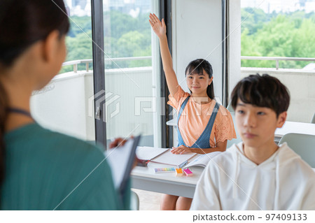 Student studying 97409133