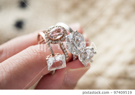 hand hold beautiful jewelry diamond ring hand hold beautiful jewelry diamond ring 97409519