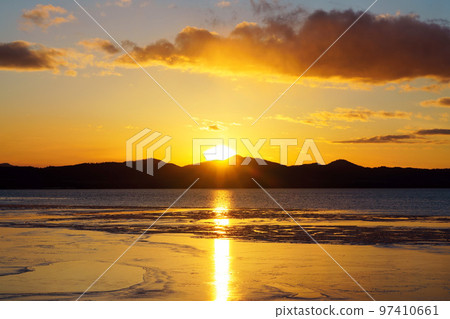 被夕陽染紅的佐呂間湖，北海道 97410661