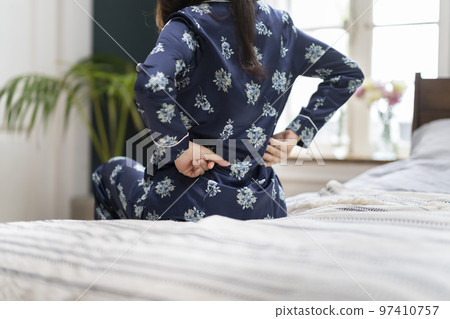 穿著睡衣抱腰的阿拉菲夫婦女的後視圖 97410757