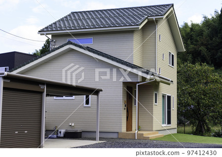 帶車棚入口的房子 帶車棚入口的房子 97412430