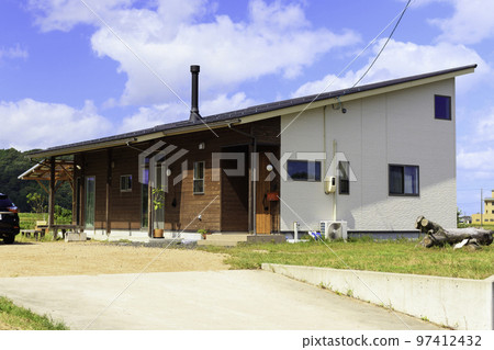 帶煙囪入口的平房 帶煙囪入口的平房 97412432