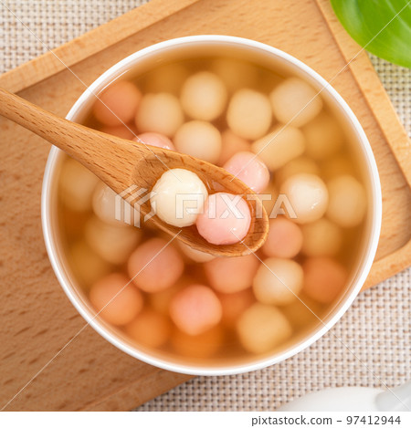 Red and white tangyuan with syrup soup. 97412944
