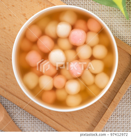 Red and white tangyuan with syrup soup. 97412972