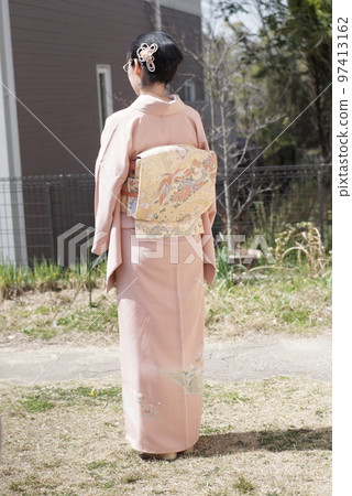 身穿訪問禮服的日本女性的背影 97413162