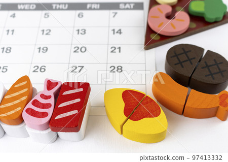 Calendar and toy food. image of expiry date 97413332