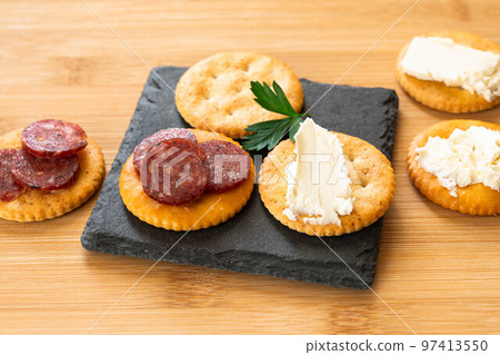 意大利臘腸和奶油芝士開胃菜 意大利臘腸和奶油芝士開胃菜 97413550