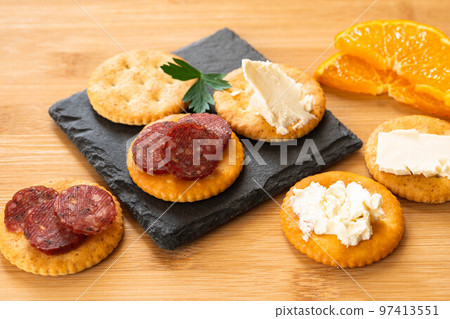 意大利臘腸和奶油芝士開胃菜 97413551