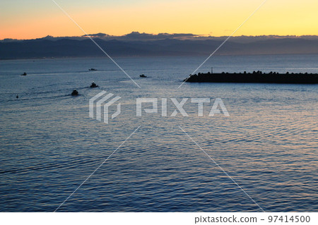 從停靠在高知新港的遊輪上看到土佐灣的黎明 97414500