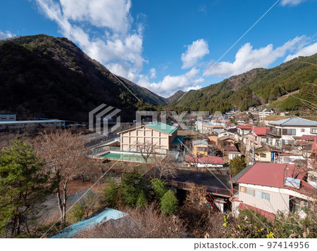 山梨縣玉波山村玉波山中學山中村與河川流 97414956