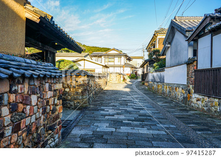 A back street with a tonbai fence (Arita Town, Saga Prefecture) 97415287