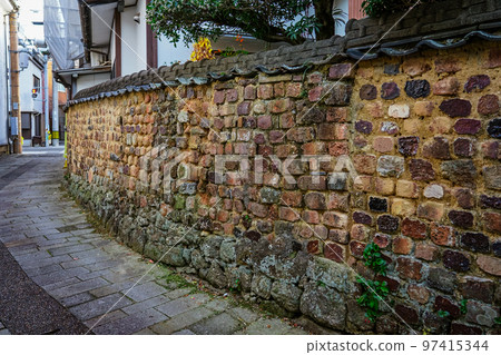 A back street with a tonbai fence (Arita Town, Saga Prefecture) A back street with a tonbai fence (Arita Town, Saga Prefecture) 97415344