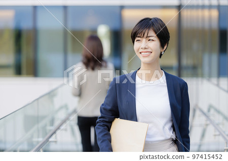 走上樓梯的女人商業形象攝影合作“LINK FOREST” 97415452