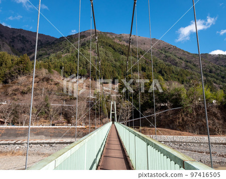 山梨縣丹波山村丹波川上的山本子橋，陽光明媚的冬天 97416505