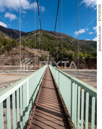 山梨縣丹波山村丹波川上的山本子橋,陽光明媚的冬天 山梨縣丹波山村丹波川上的山本子橋,陽光明媚的冬天 97416506
